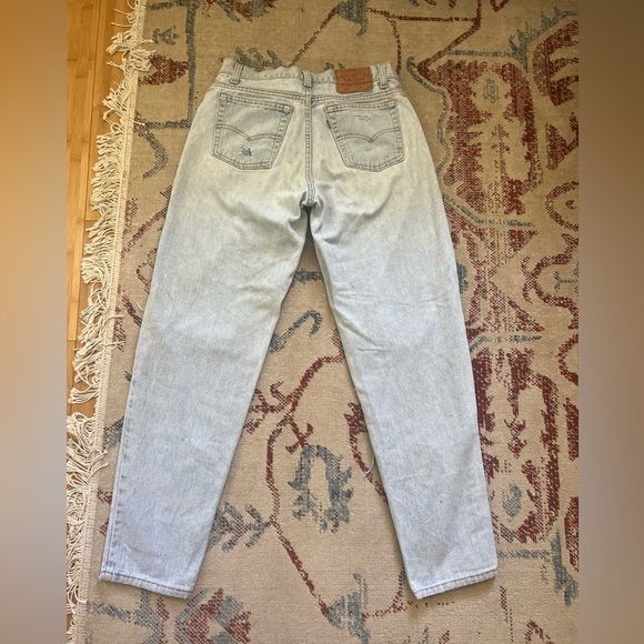 Levi Distressed Mom Light Wash High Waist Jeans Size 31 - Picture 4 of 10